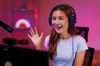 woman streamer live streaming gaming online