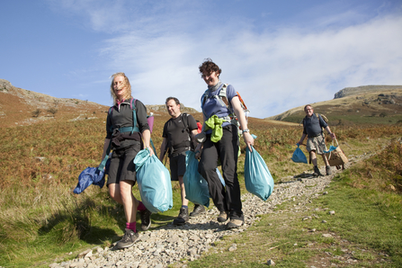 Litter picking volunteers (c) Peter Cairns/2020VISION