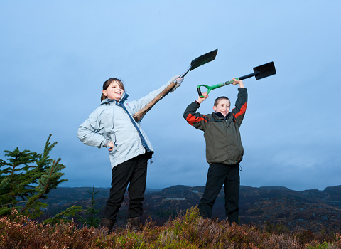 Children with Spades (c) Ben Hall/2020VISION