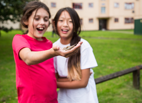 Children playing with snail (Emma Bradshaw)